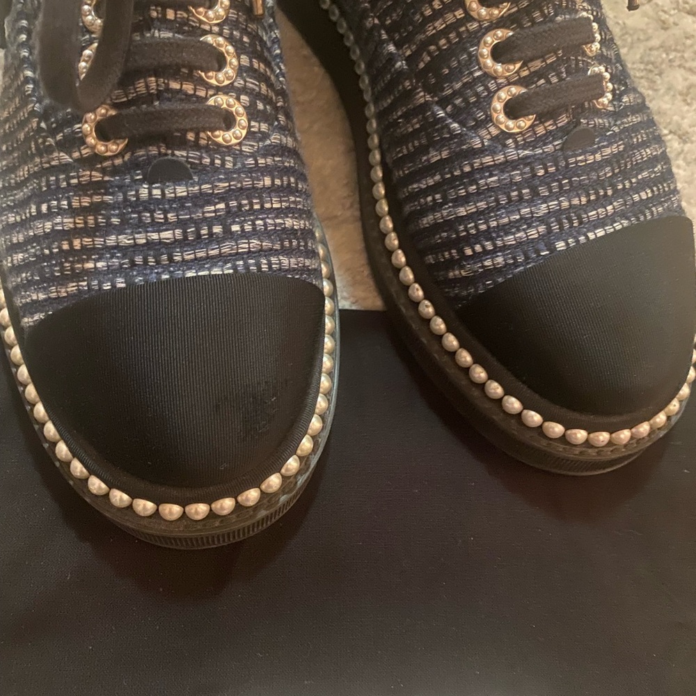 Chanel lace up tweed sneakers - Picture 2 of 10